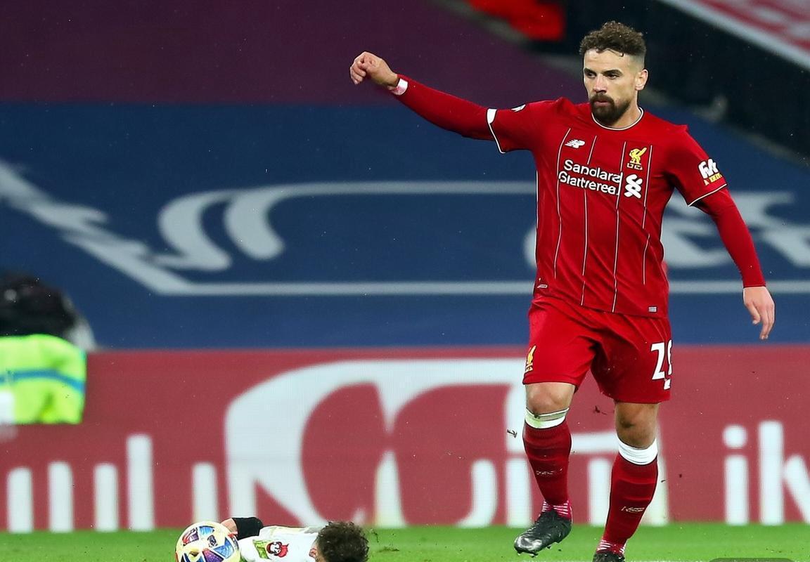 英超积分榜：曼城阿斯顿维拉紧追，争冠悬念升温，欧冠资格区混战，保级形势胶着