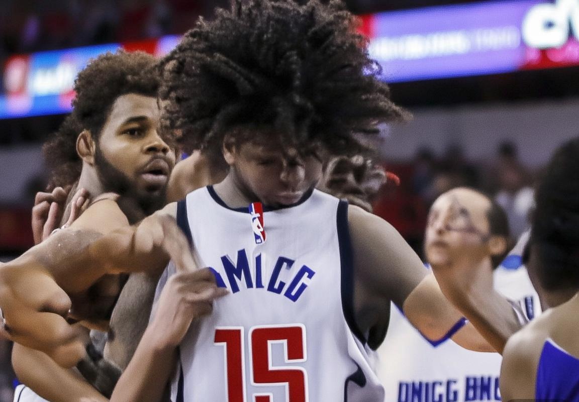 NBA要闻：火箭对阵独行侠裁判报告出炉，周最佳球员哈利伯顿&英格拉姆当选，字母哥交易流言持续发酵